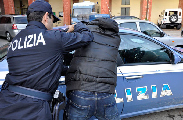 Tenta di spruzzare sangue ad agenti di polizia, arrestato