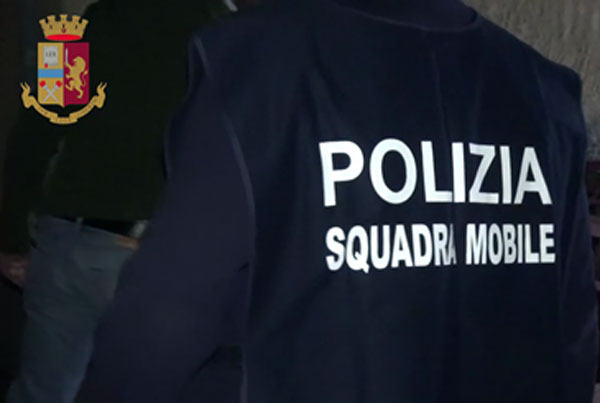 Tentano truffa a anziana a Reggio ma il figlio poliziotto li fa arrestare