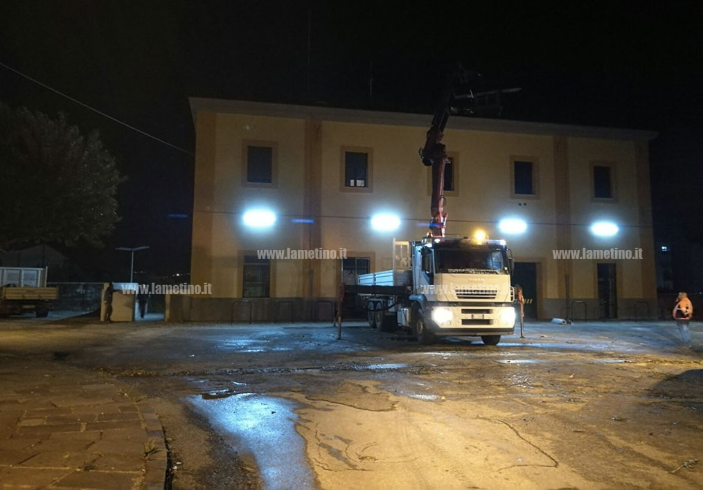 Lamezia: operai riparano tetto stazione Sambiase danneggiato da maltempo