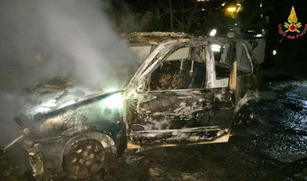 Incendiata autovettura nel reggino, intervengono vigili del fuoco