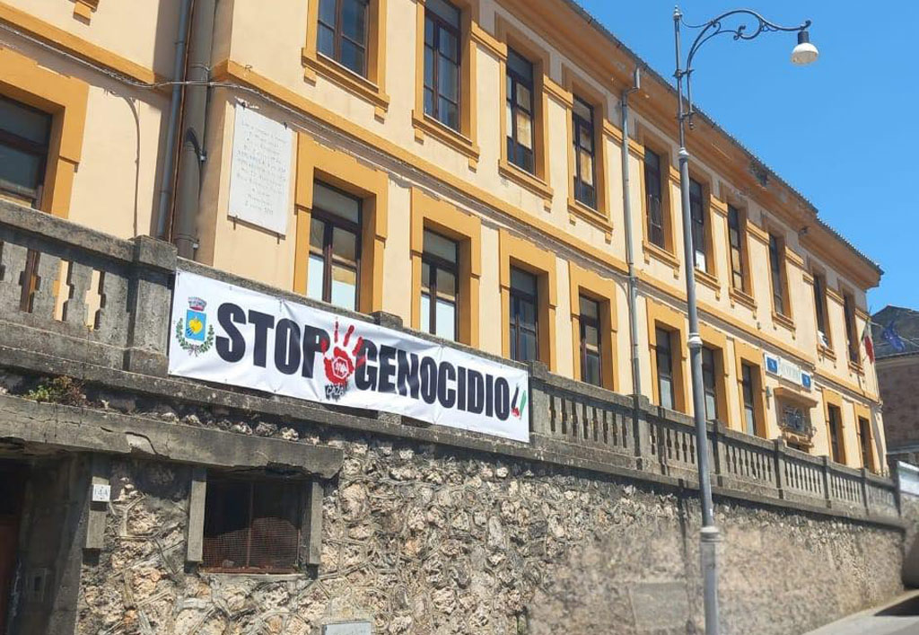 Striscione-Stop-genocidio-a-Gaza_Marcellinara_a9d60.jpg