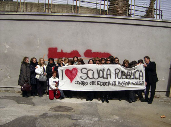 Lamezia, protesta docenti liceo Campanella dopo esternazioni Berlusconi contro scuola pubblica