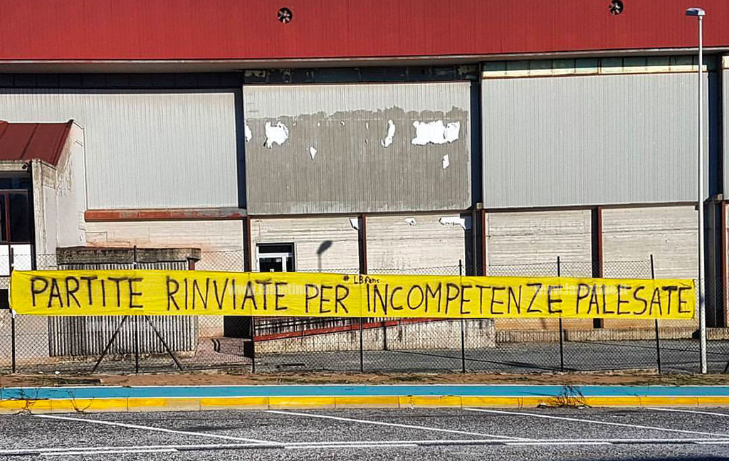 Palasparti occupato da altra partita, striscione di protesta dei tifosi del Basket Lamezia