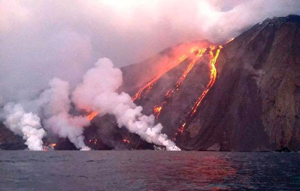 Stromboli: esplosioni dal cratere, turisti in mare