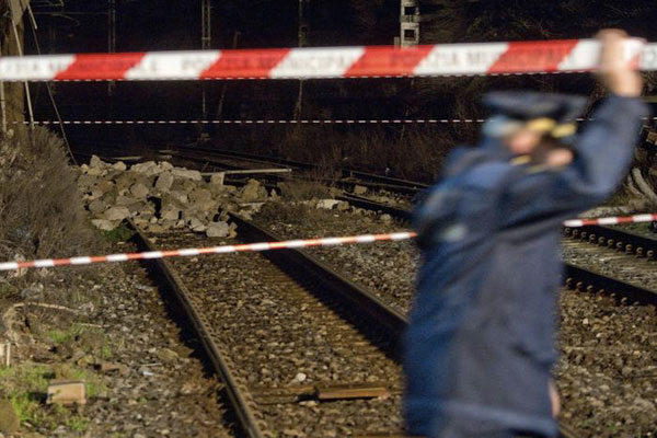 81enne cosentino suicida sotto un treno in Liguria