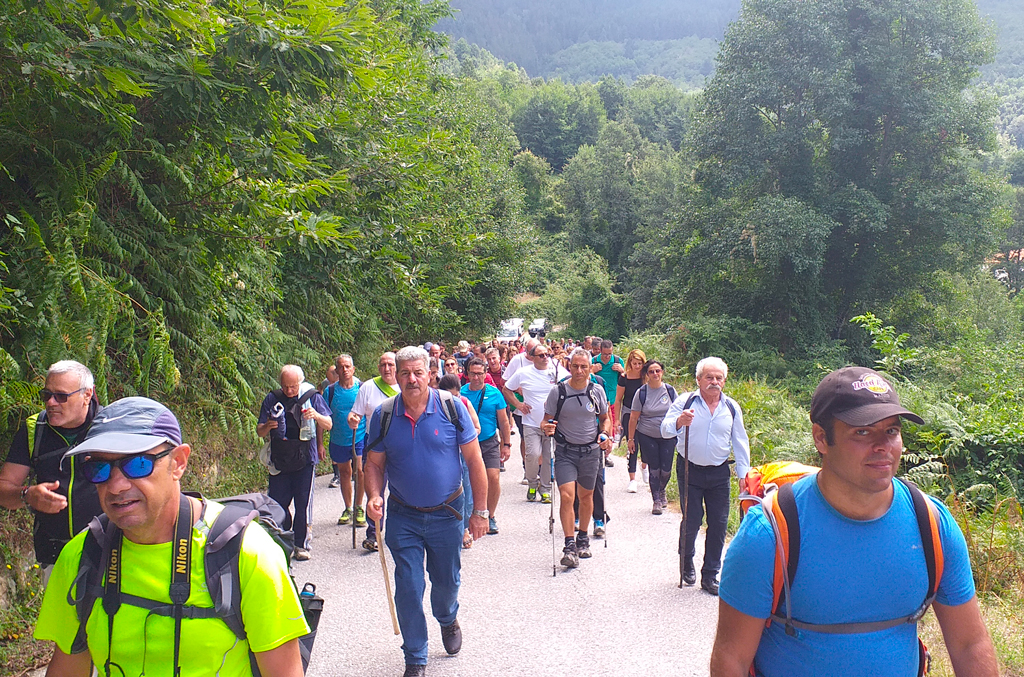 Centotrenta pellegrini in cammino da Lamezia a Conflenti nella quarta edizione di “Sulle orme dei padri”