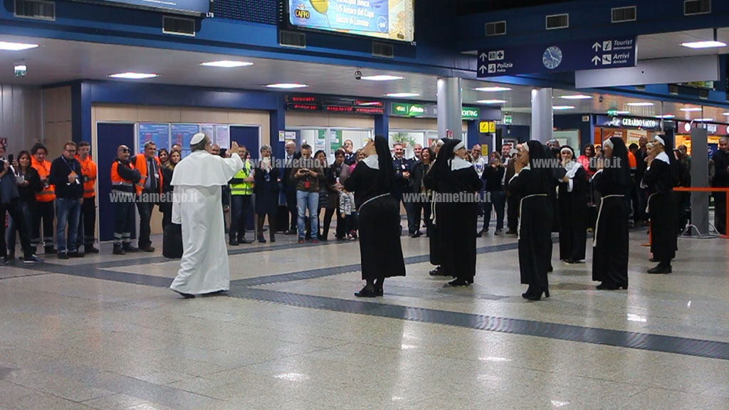 Suore_flahsmob_aeroporto_2.jpg