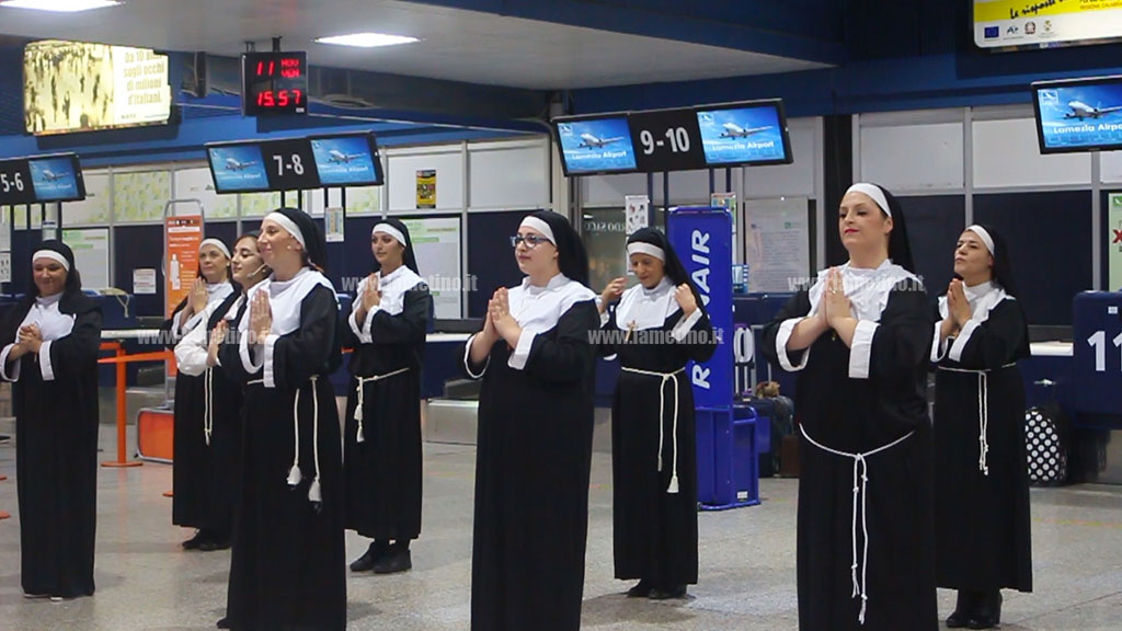 Suore_flahsmob_aeroporto_3.jpg