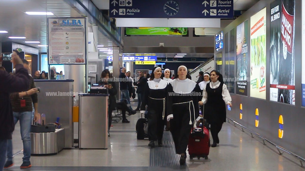 Suore_flahsmob_aeroporto_4.jpg