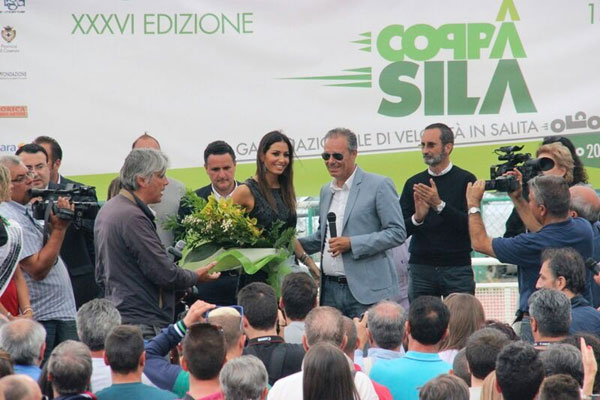 Calabria: Elisabetta Gregoraci, madrina 36esima Coppa Sila, omaggiata da creazione di Domenico Tordo