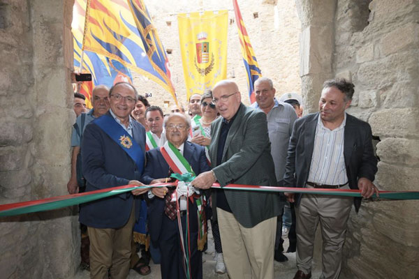 Oliverio a Cleto per inaugurazione castello Savuto: "Piccoli borghi fondamentali per sviluppo"