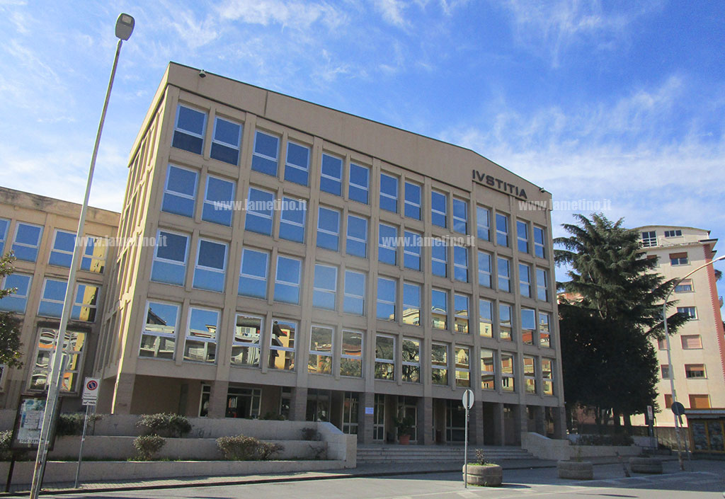 TRIBUNALE-22_4325f_06880.jpg