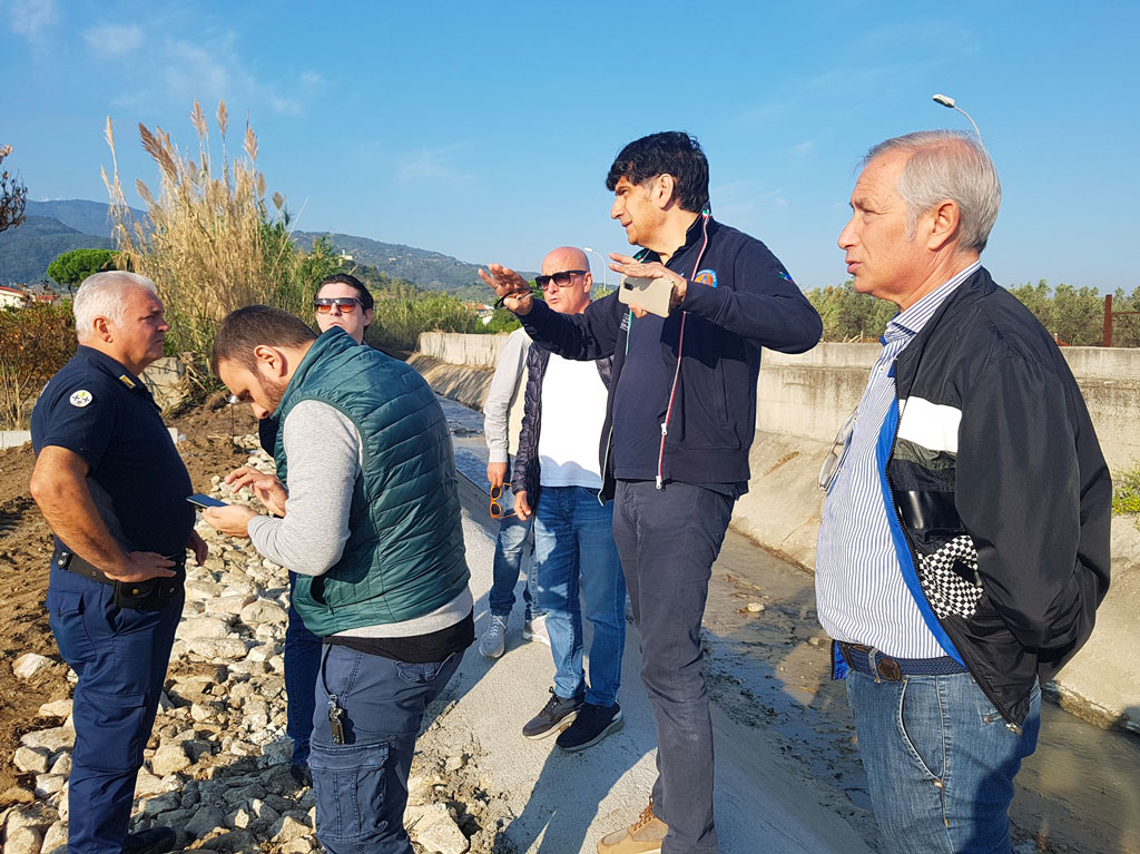 Sopralluogo di Tansi sui luoghi dell'alluvione a Davoli: zona “Roella” ancora in ginocchio per esondazione torrente