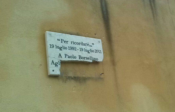 Targa dedicata a Paolo Borsellino danneggiata a Catanzaro