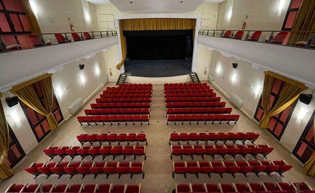 Lamezia, si apre il sipario al Teatro Costabile: a dicembre iniziative di danza, cabaret e musica