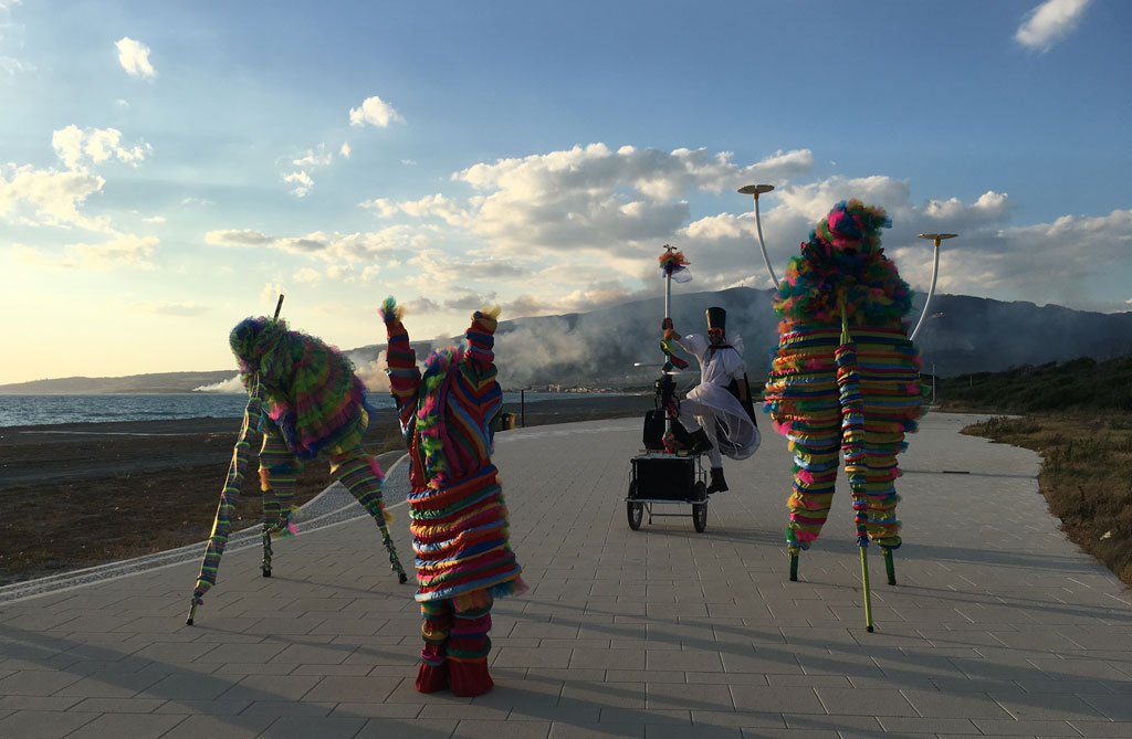 "Visionari: Statue in Parata" lo spettacolo della compagnia lametina Teatrop al festival “Mercantia” di Certaldo