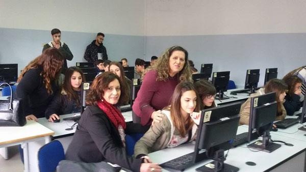 Teresa-Mastroianni-a-scuola-con-i-suoi-studenti.jpg