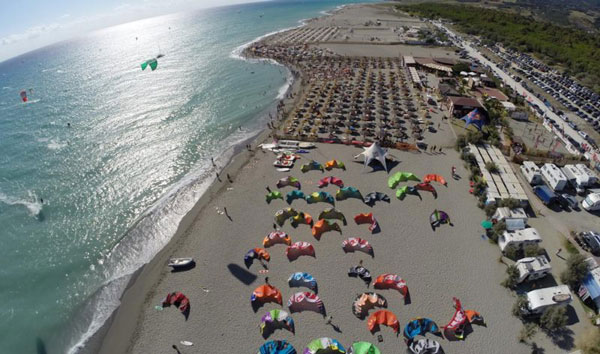 Kitesurf a Gizzeria, al via registrazione atleti e prime prove in mare 