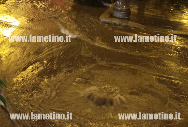Lamezia: Violento temporale e saltano i tombini in pieno centro