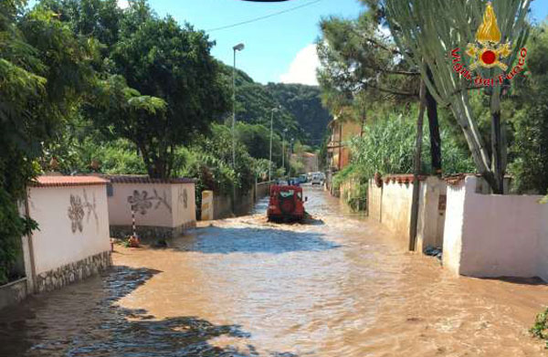 Nubifragio a Palmi, fango e detriti sulle strade