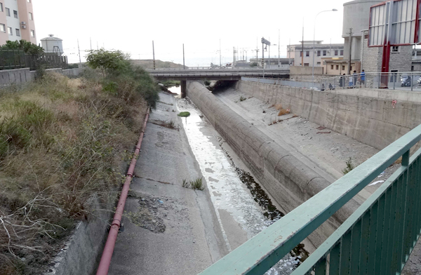 Calabria: Trovato cadavere senza identità alla foce di un torrente a Reggio