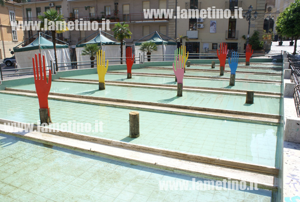 Lamezia: Trame 3, rubate le "mani" dell'installazione della Rapaccini in piazza Mercato Vecchio