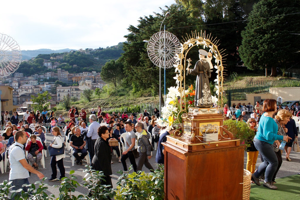 File di fedeli per la tredicina di Sant’Antonio