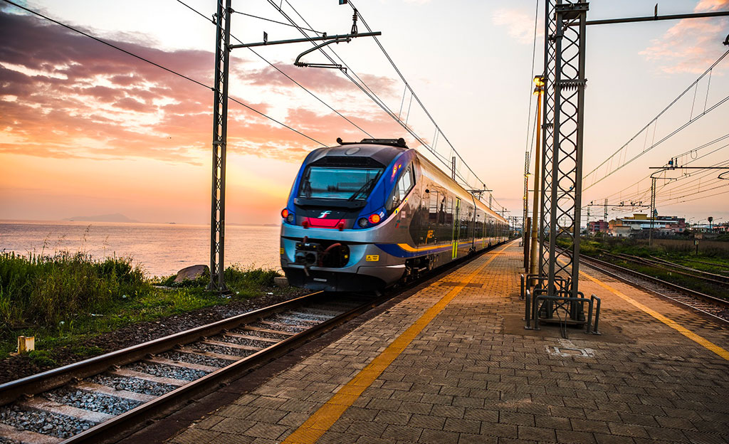 In arrivo dal 24 luglio nuovi collegamenti 'treni+bus' di Trenitalia per raggiungere le spiagge calabresi