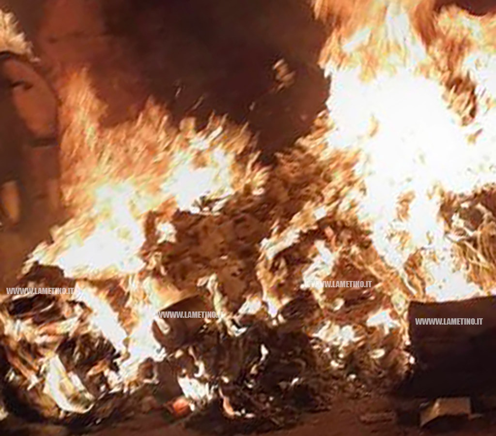 Lamezia, in fiamme cassonetti dei rifiuti in via Dario Leone