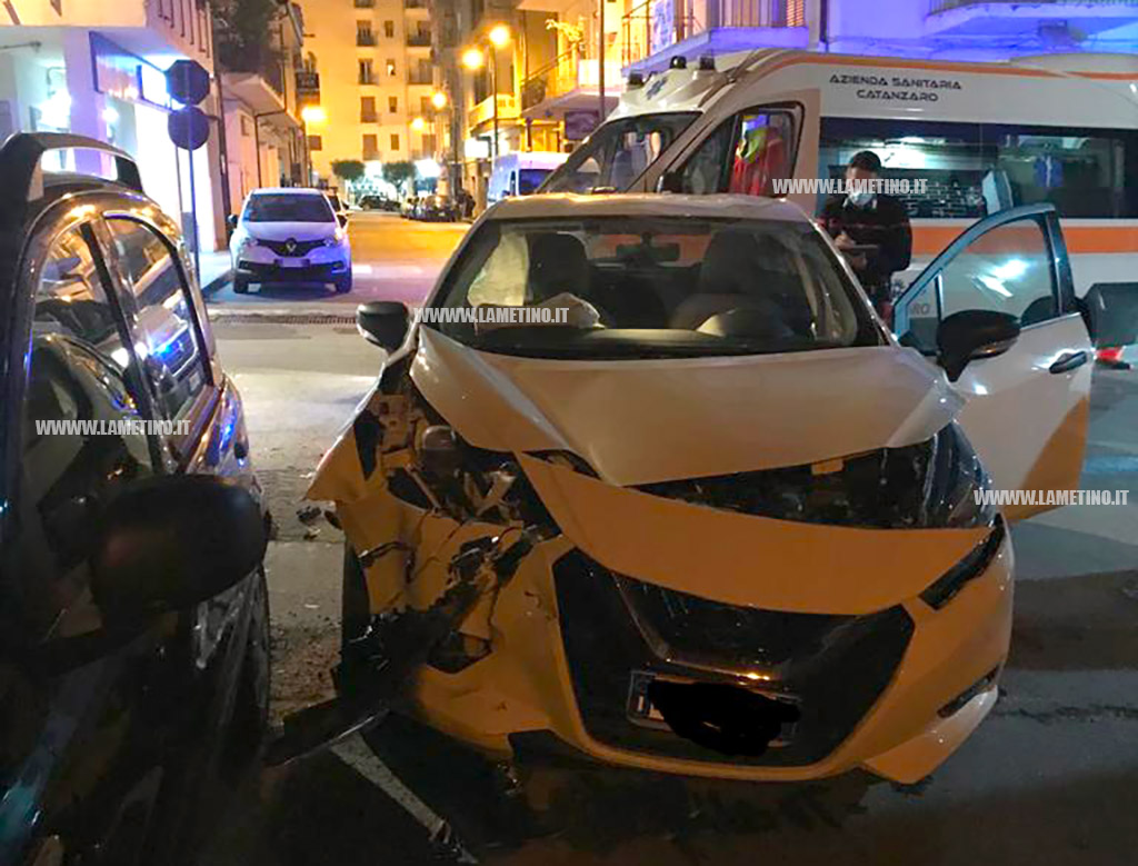 Lamezia, scontro tra due auto in via Adda: feriti