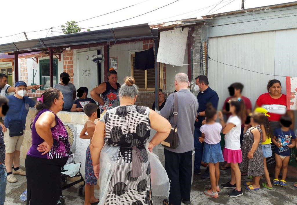 Lamezia, visita della Caritas diocesana al campo rom di Scordovillo