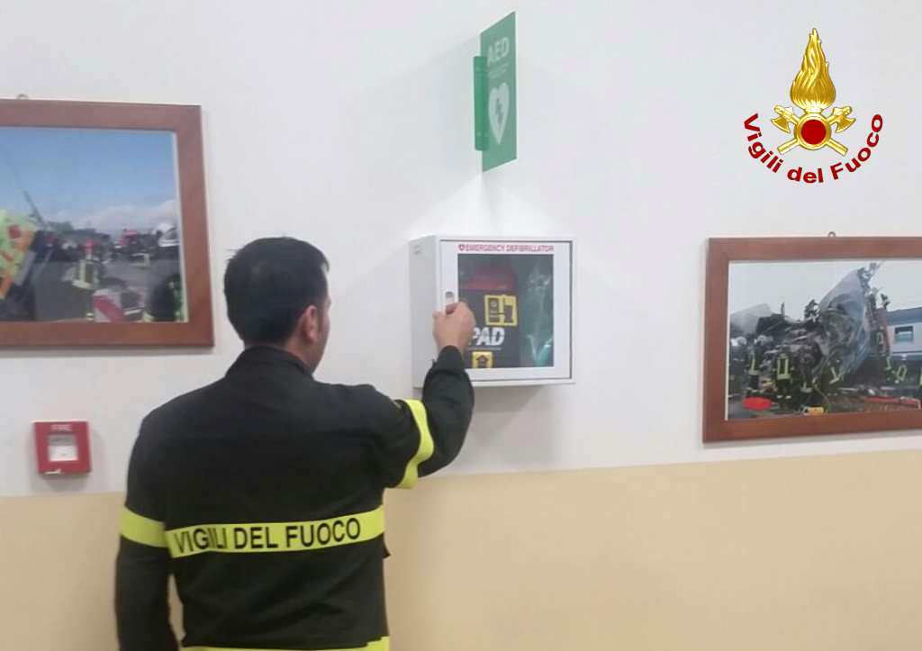 Consegnati defibrillatori a Vigili del Fuoco in Calabria