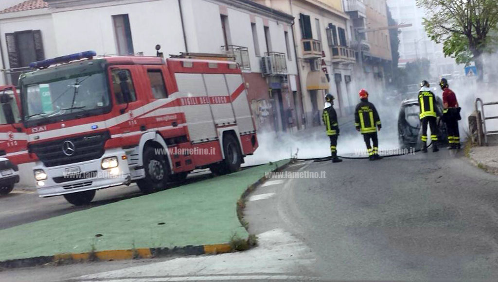 Auto in fiamme nel quartiere Santa Maria di Catanzaro