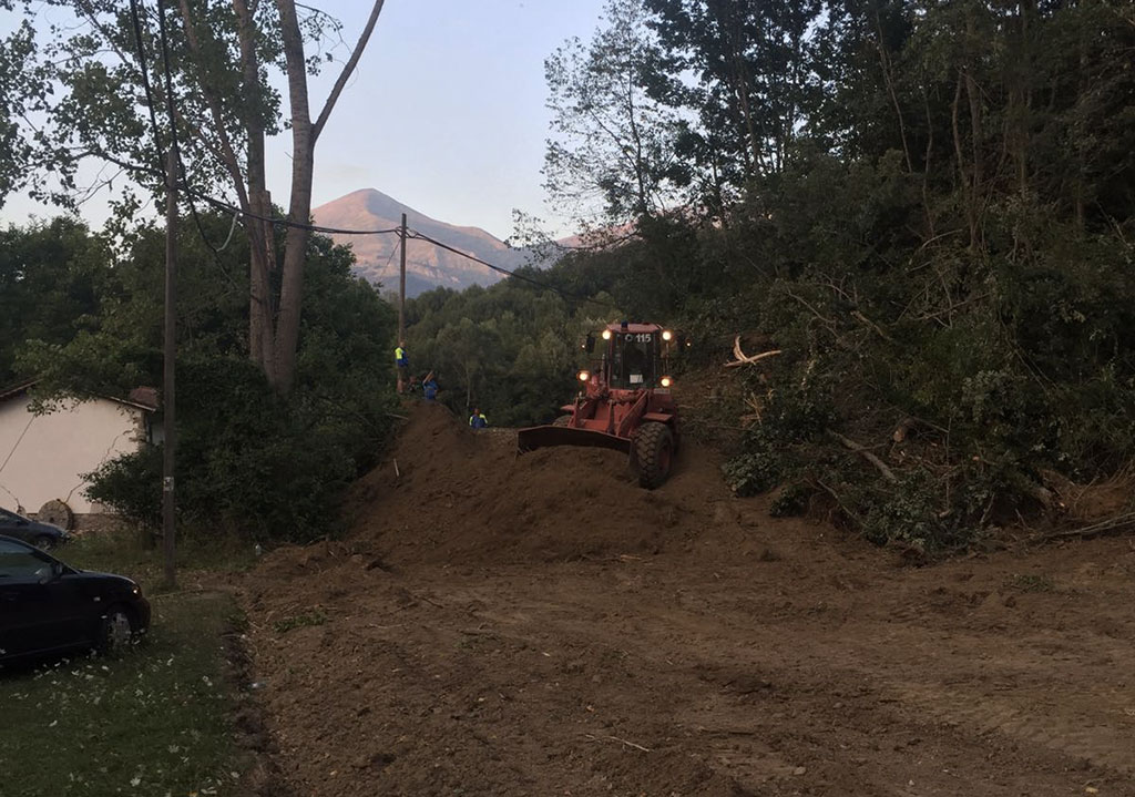 Sisma Italia Centrale: vigili del fuoco calabresi costruiscono variante stradale per Comune di Amatrice