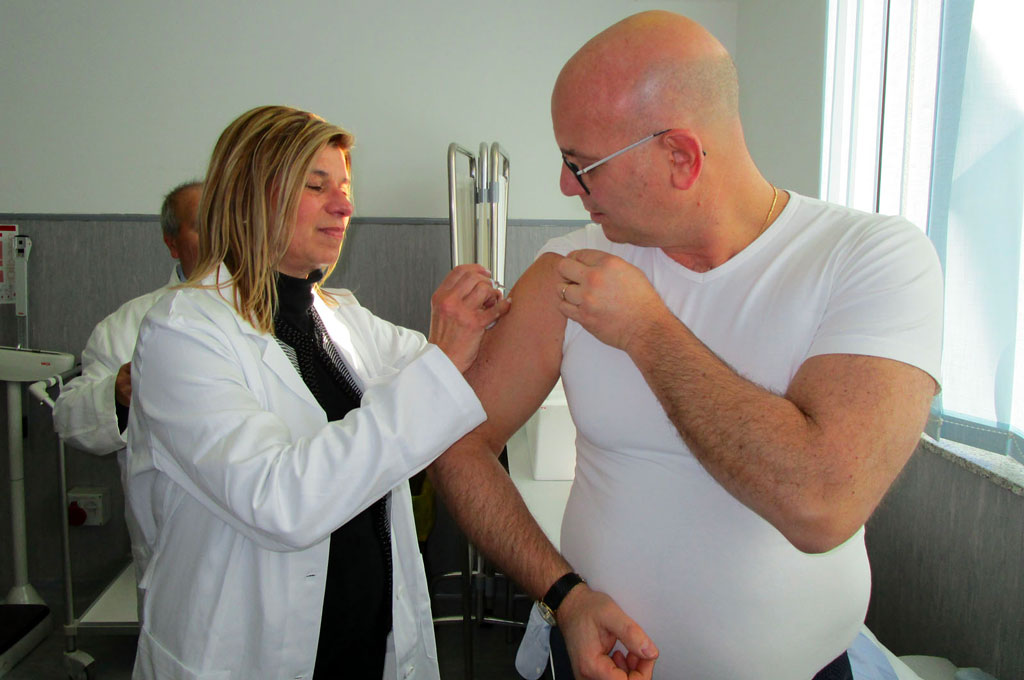 Lamezia: vaccinati "a domicilio" medici, avvocati, magistrati e carabinieri