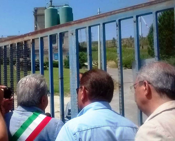 Società riduce portata acqua, sindaco Crotone occupa impianto 