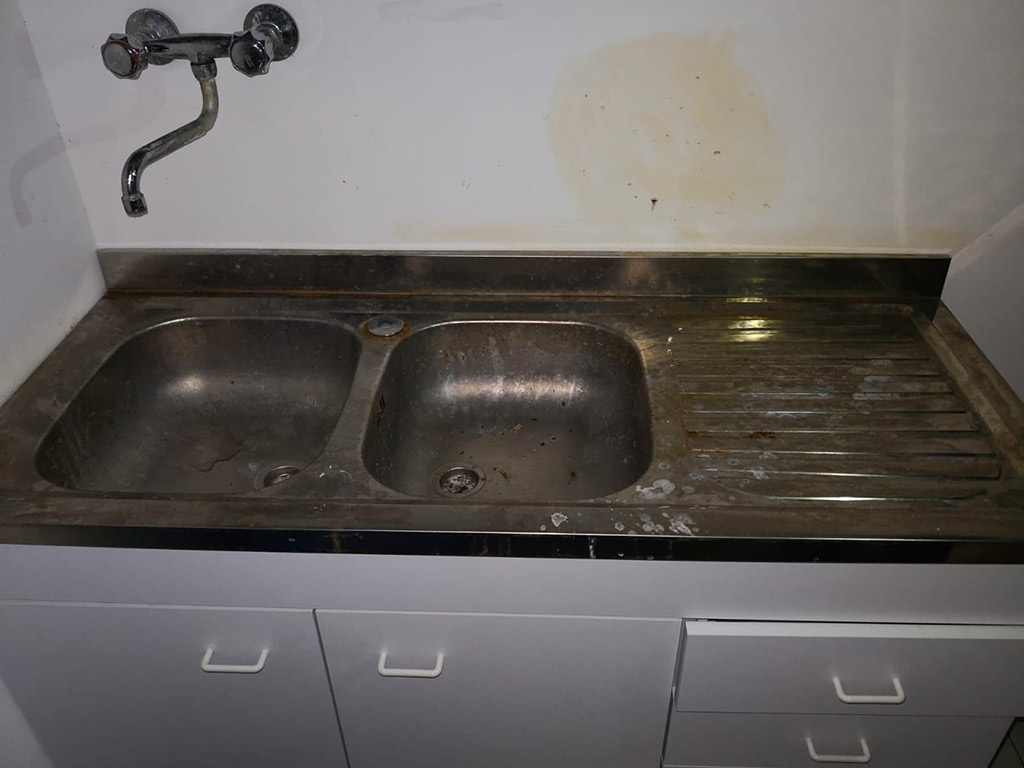 Vecchio-lavello-in-condizioni--disastrose.jpg