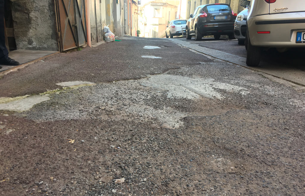 Lamezia, appello residenti di via Belvedere al Comune: "Intervenire per ripristinare asfalto precario quartiere"