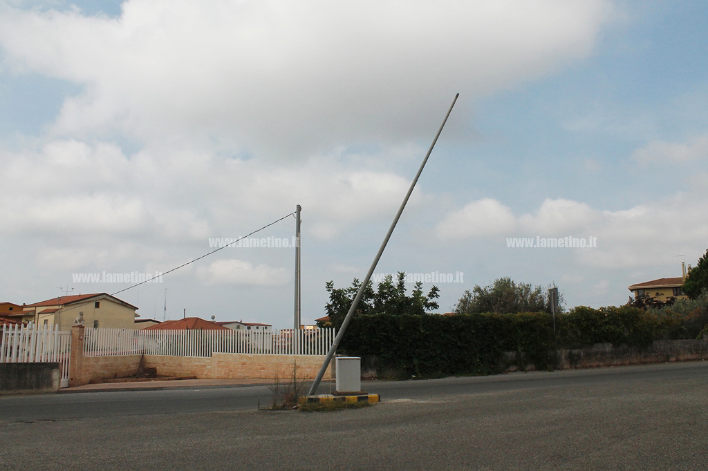 Lamezia: palo pericolante in via Caputi e degrado in via Grimaldi 
