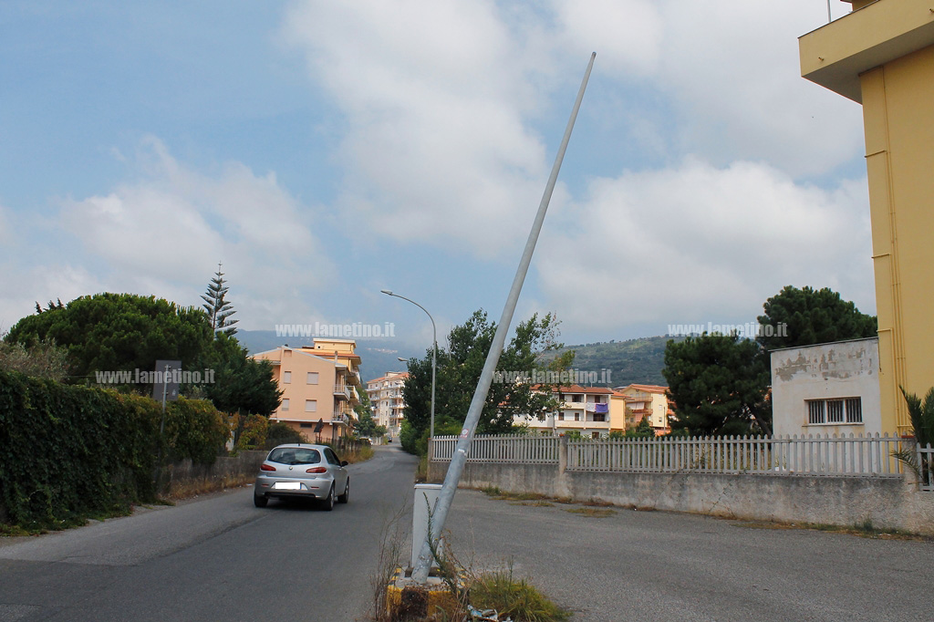 Via-Caputi-lampione-perciolante.jpg