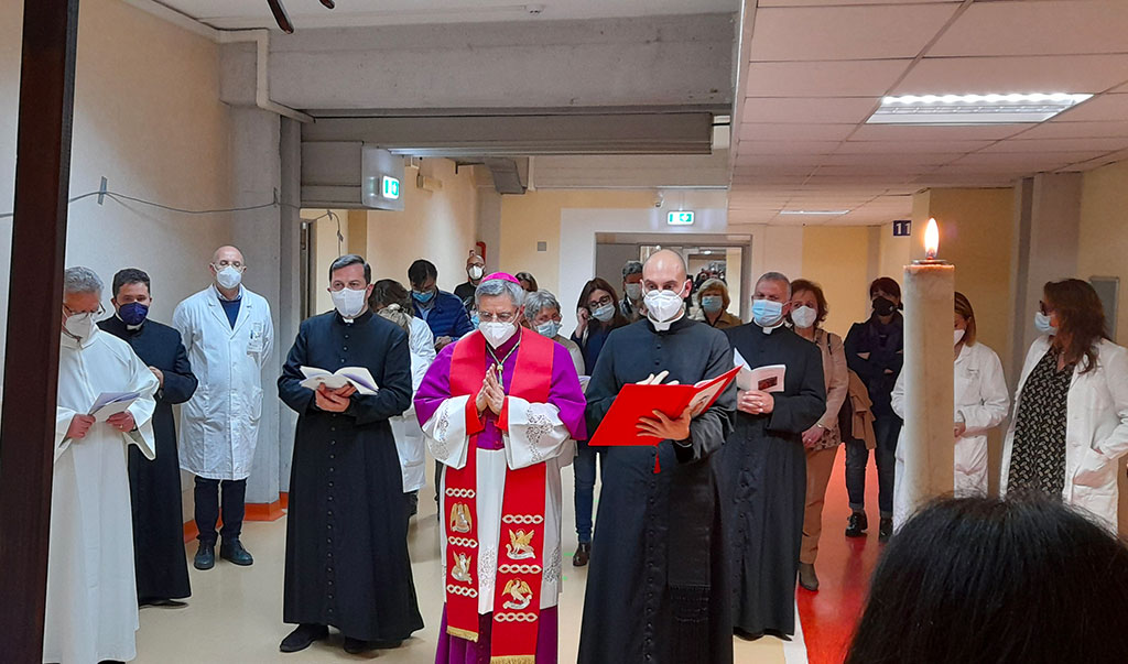 Lamezia, Via Crucis del vescovo Schillaci in ospedale: "Qui per prendere parte a passione che sta vivendo l'umanità"