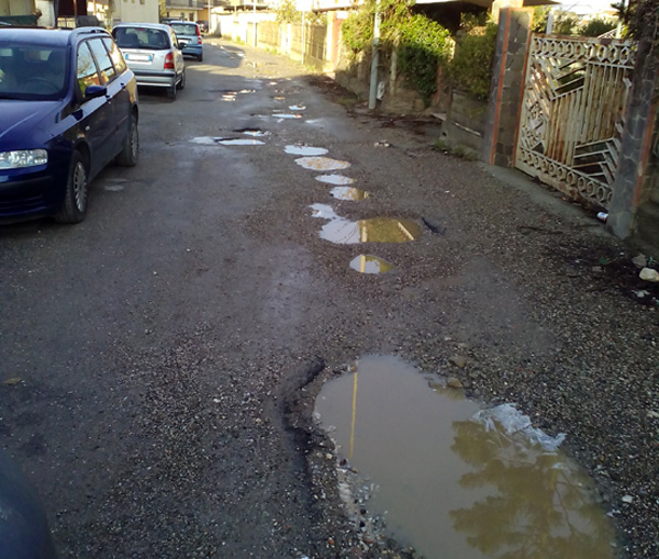 Lamezia: La segnalazione, strada dissestata in via Edoardo e Felice Fiore