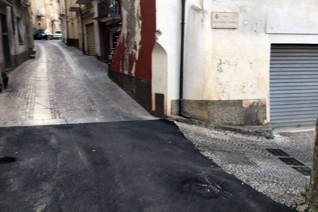 Lamezia: asfalto al posto dei sampietrini in via Verdi a Sambiase, la segnalazione di un cittadino. La precisazione dell'assessore