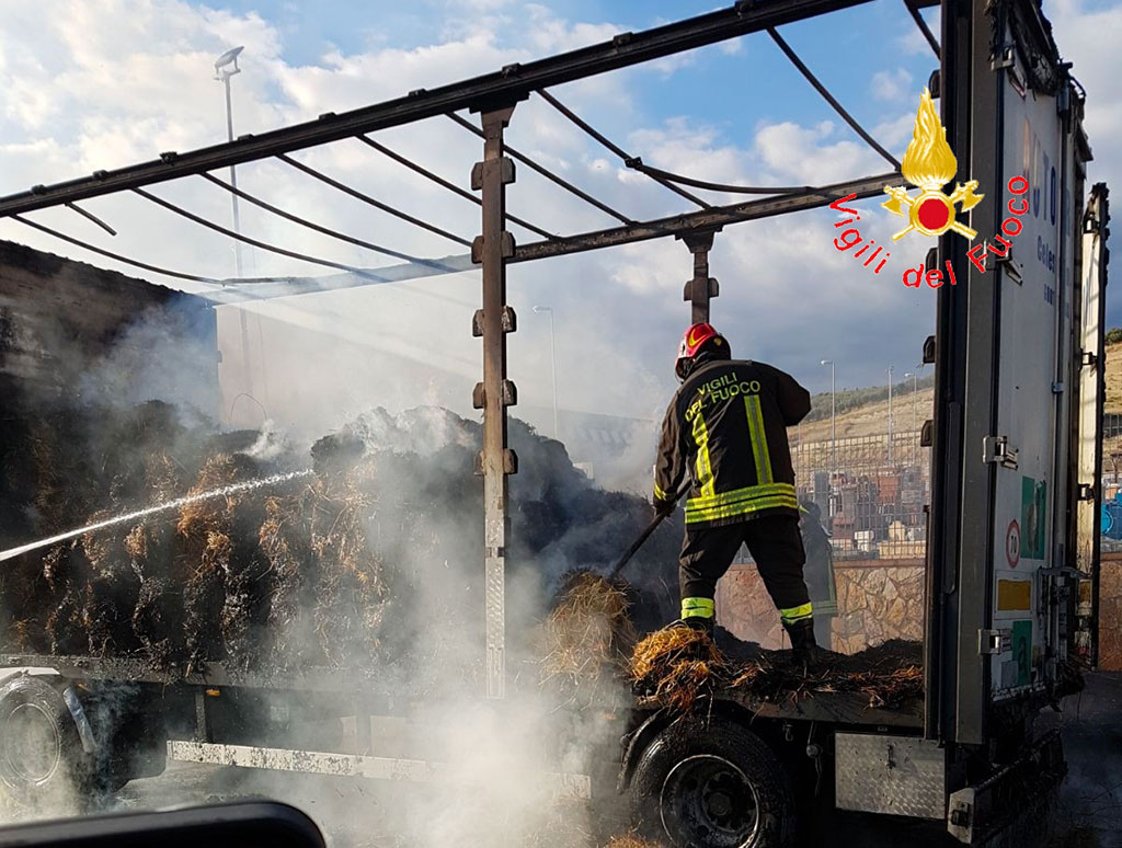 Camion carico di fieno in fiamme sulla SS106