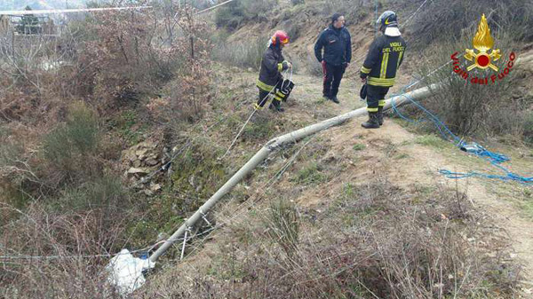 Cade palo in cemento, operaio muore schiacciato nel crotonese