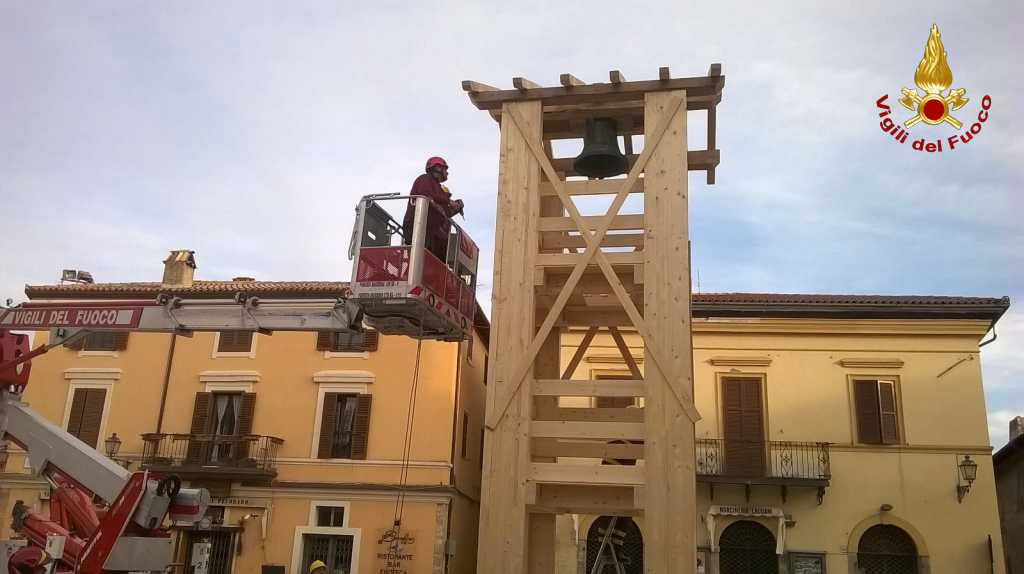 Vigili del fuoco Catanzaro a lavoro per costruzione campanile legno a Norcia