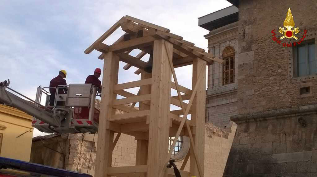 Vigili-del-fuoco-campanile_norcia_2.jpg