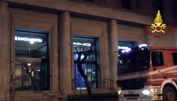 Calabria: Vigili del fuoco intervengono per incendio Banco di Napoli a Cosenza