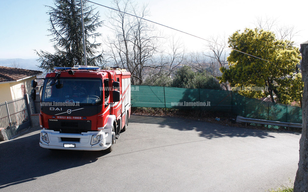 Lamezia, tagliato albero caduto su cavi in via Grappa