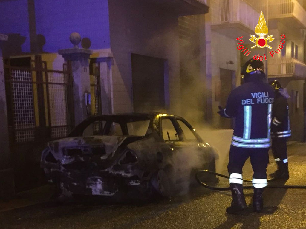 Vigili-del-fuoco_auto-bruciata2.jpg